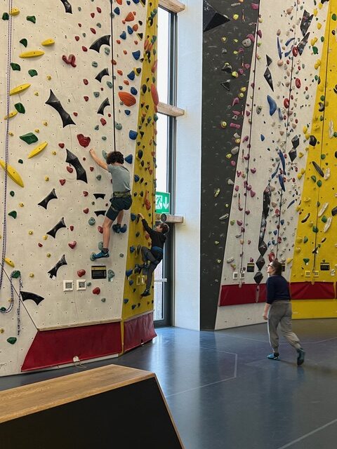 Griffig Kletterhalle