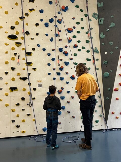 Griffig Kletterhalle